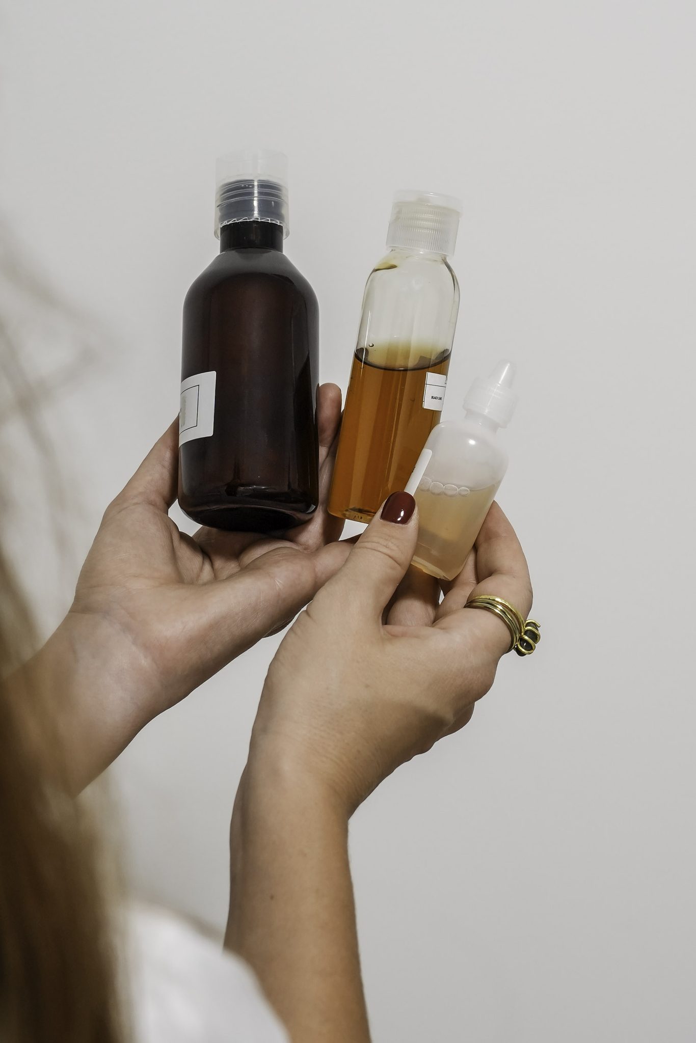 Für den Test vorbereitete Flaschen mit kosmetischen Produkten