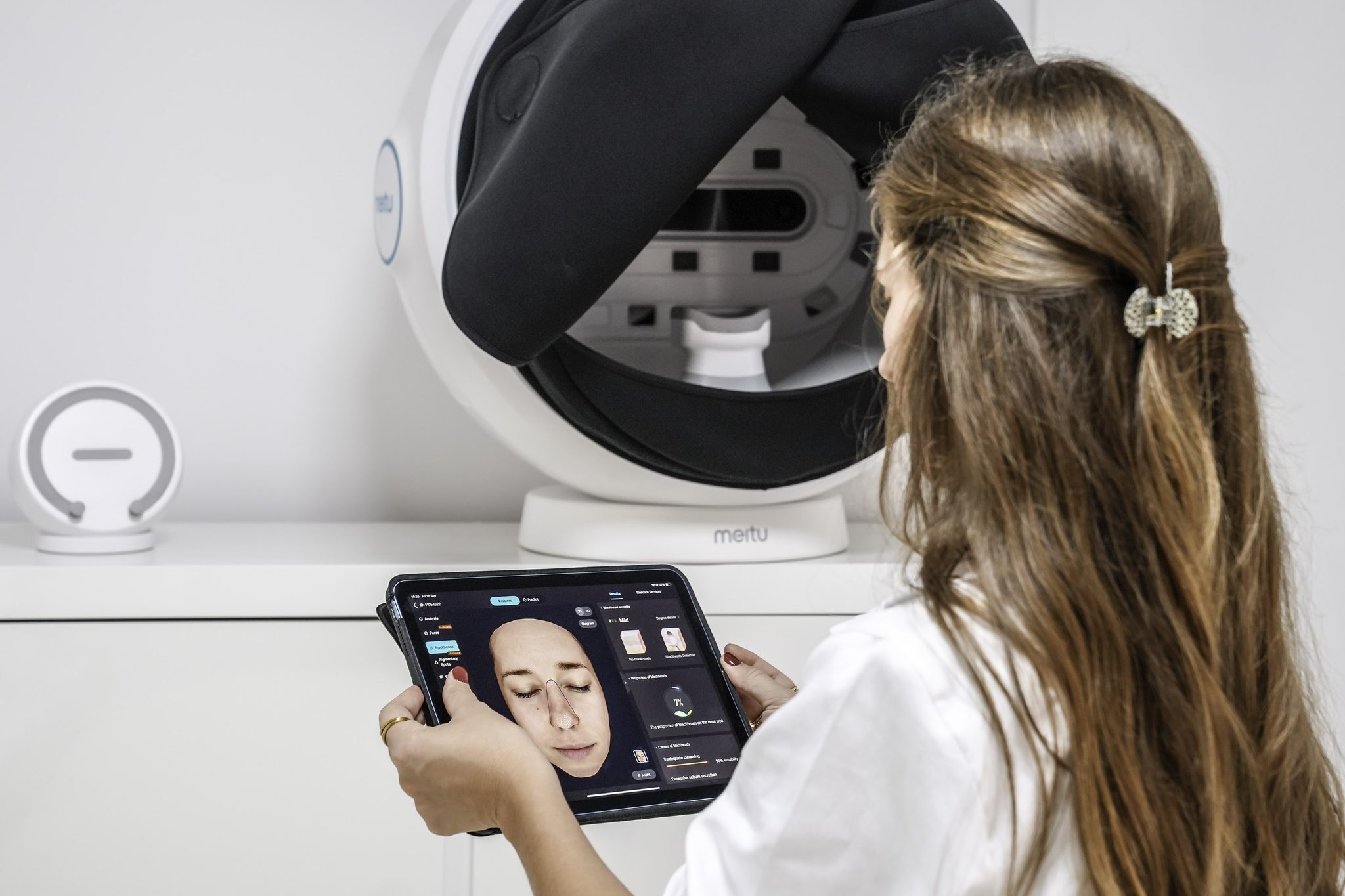 Analisi della pelle del viso con EVE M skin analyzer