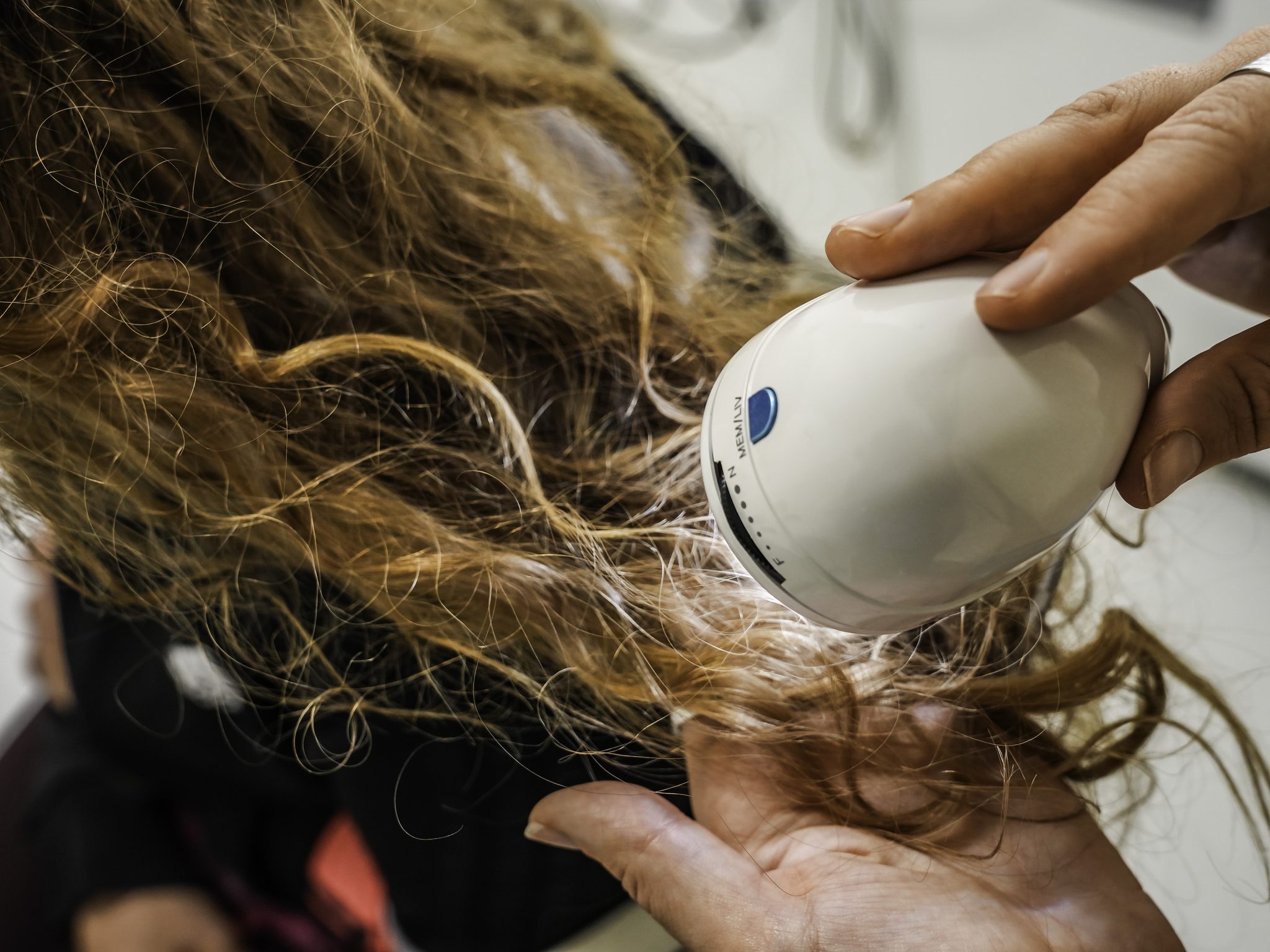 Misurazione con la microcamera Soft FX su capelli ricci